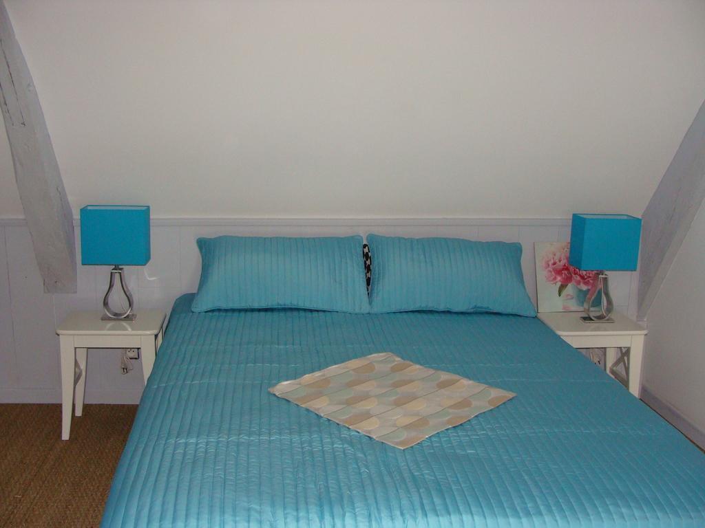 Le Vieux Castel Bed & Breakfast Goustranville Oda fotoğraf