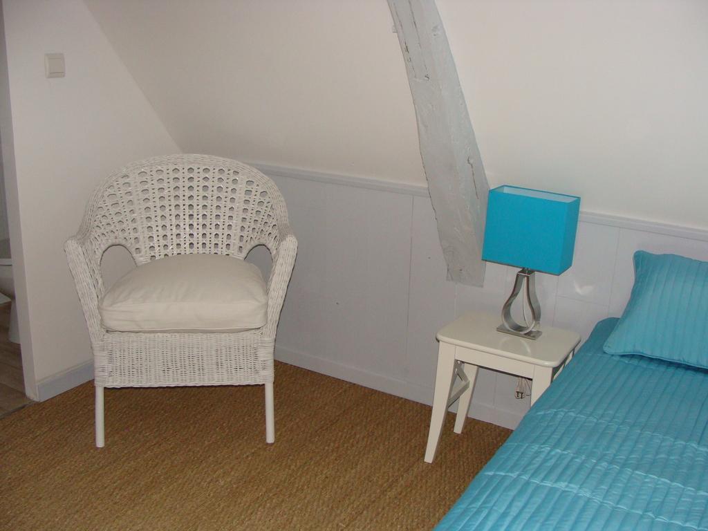 Le Vieux Castel Bed & Breakfast Goustranville Oda fotoğraf