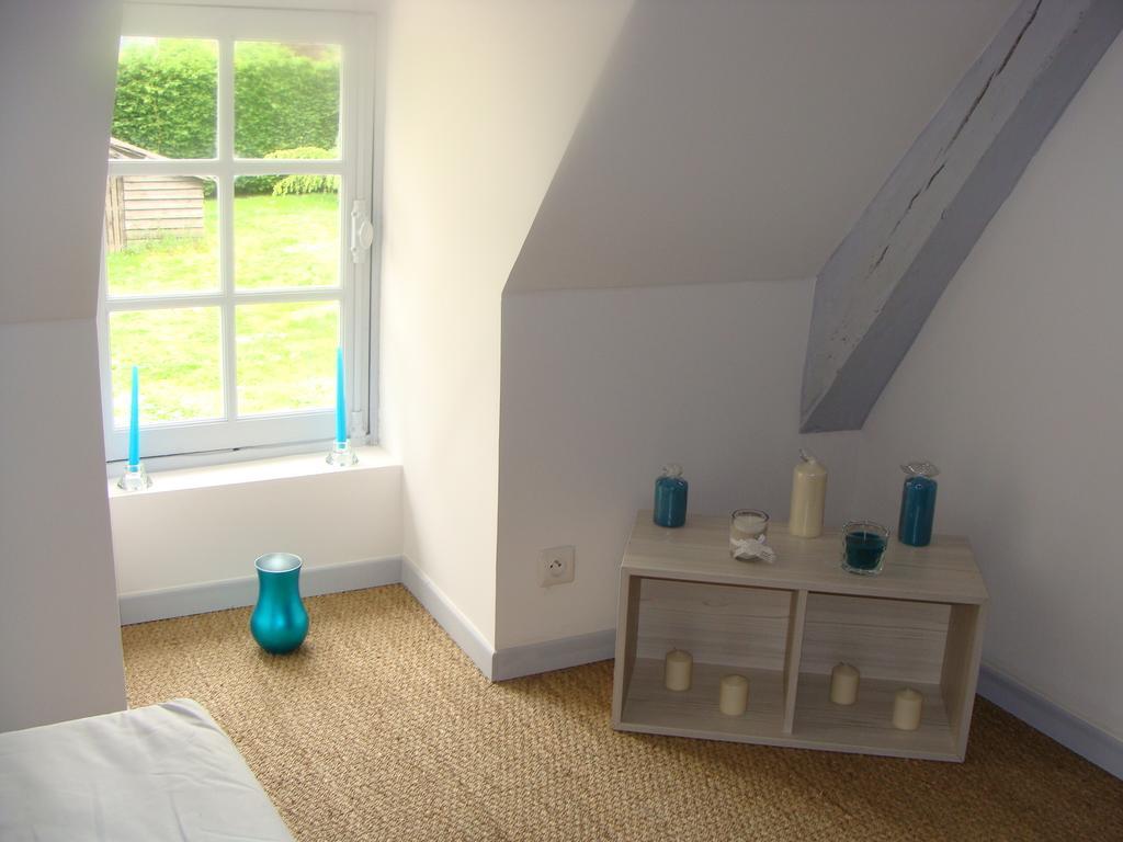 Le Vieux Castel Bed & Breakfast Goustranville Oda fotoğraf